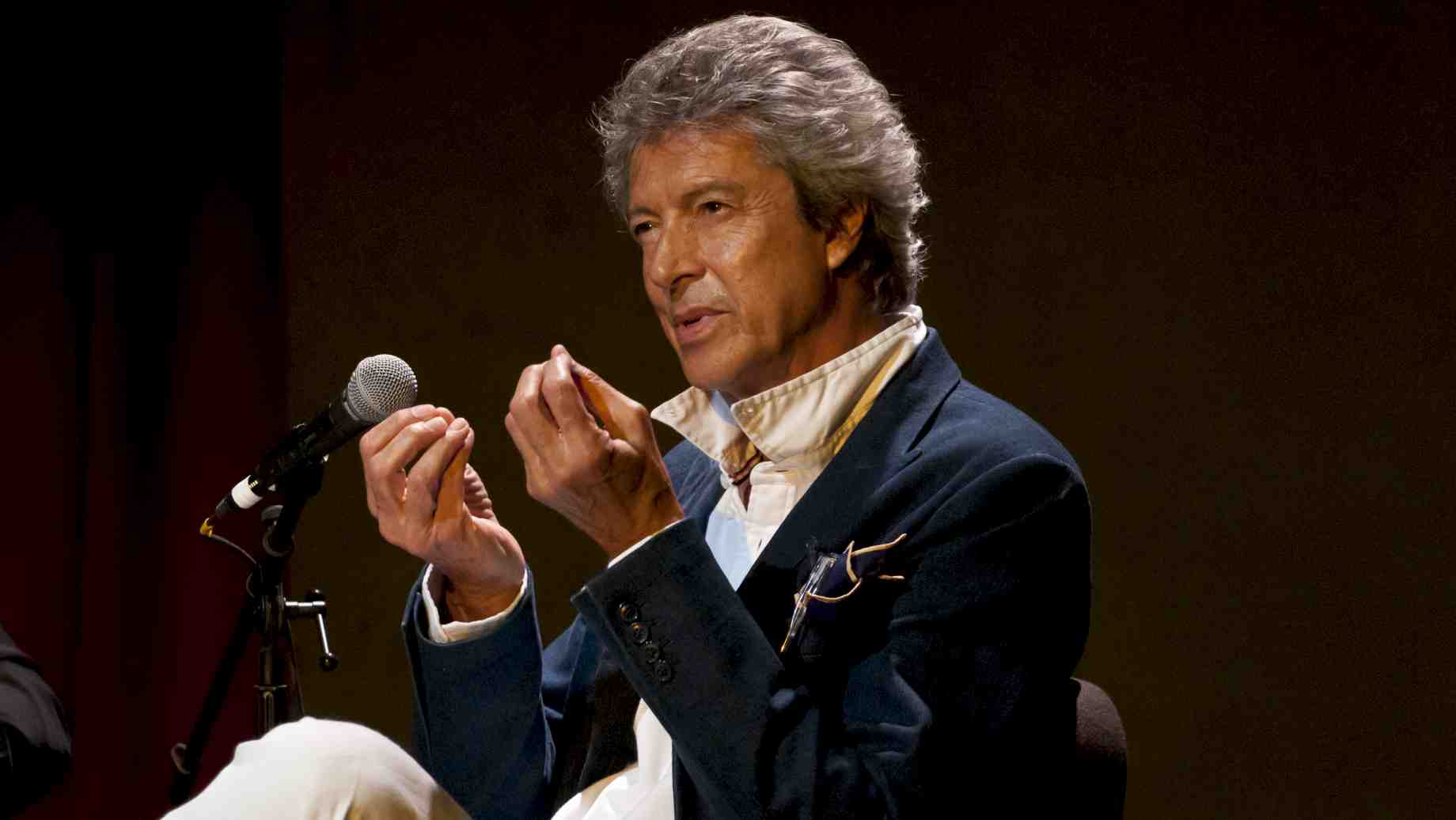 Tommy Tune talks to students during the Master Class
