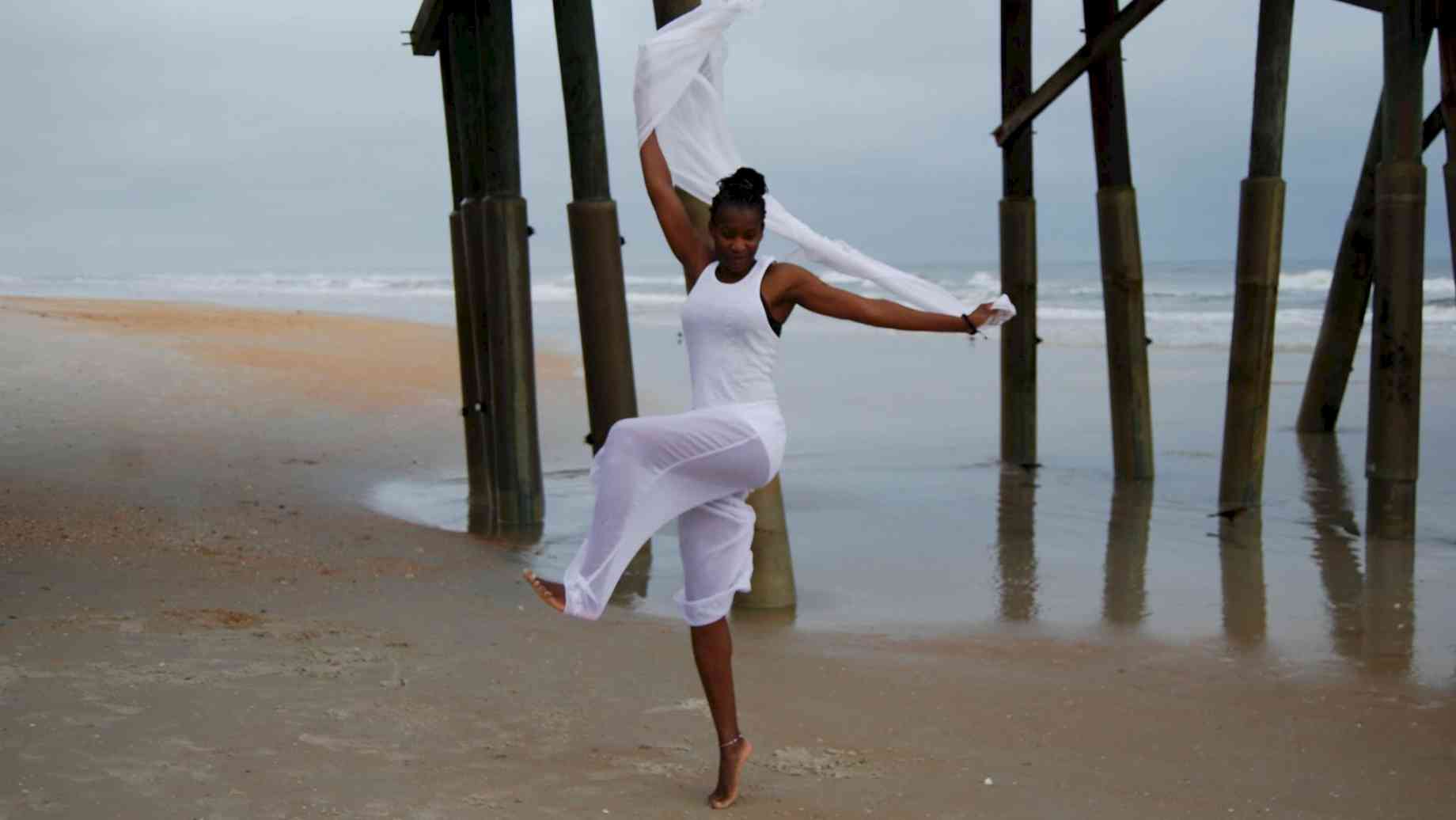 At the edge of the sea, Barakissa Coulibaly evokes the beauty of dance.