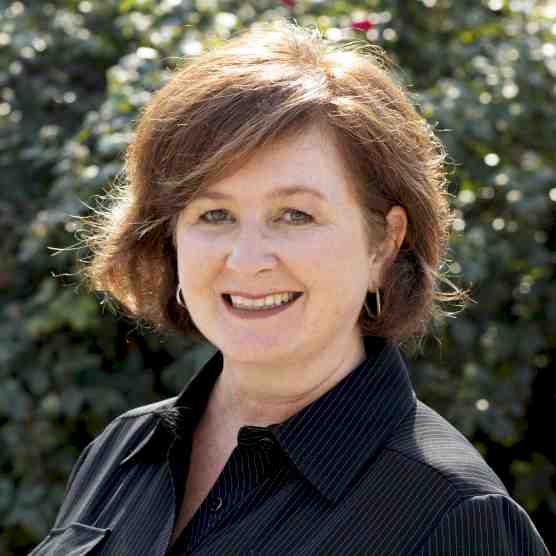 Headshot photo of Laura Robertson