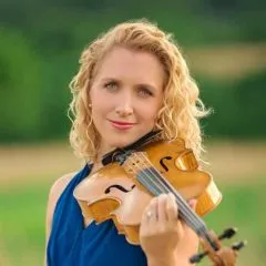 Headshot photo of Lauren Hodges