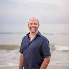 Headshot photo of Robert Leach