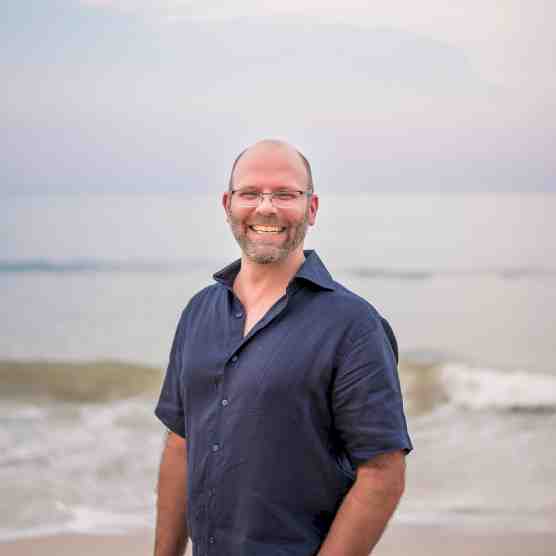 Headshot photo of Robert Leach