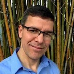 Headshot photo of Silvio Dos Santos