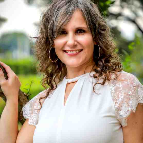 Headshot photo of Jenny R Hill