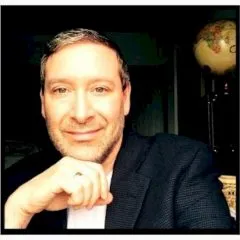 Headshot photo of Manuel Simons