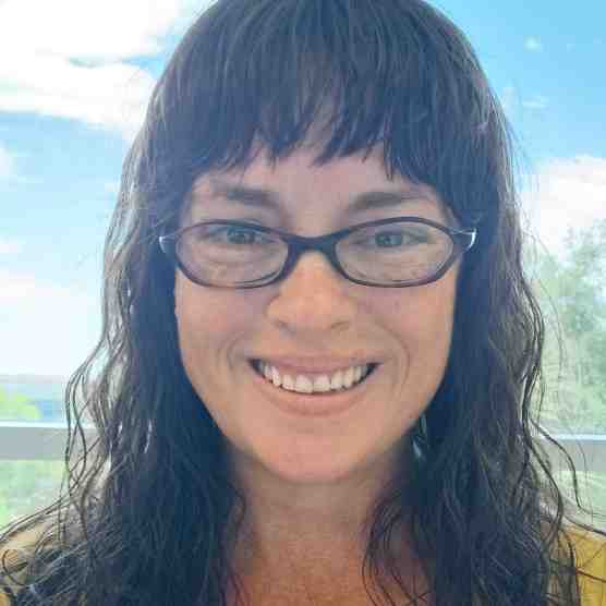 Headshot photo of Jenni Lomnick Higgins