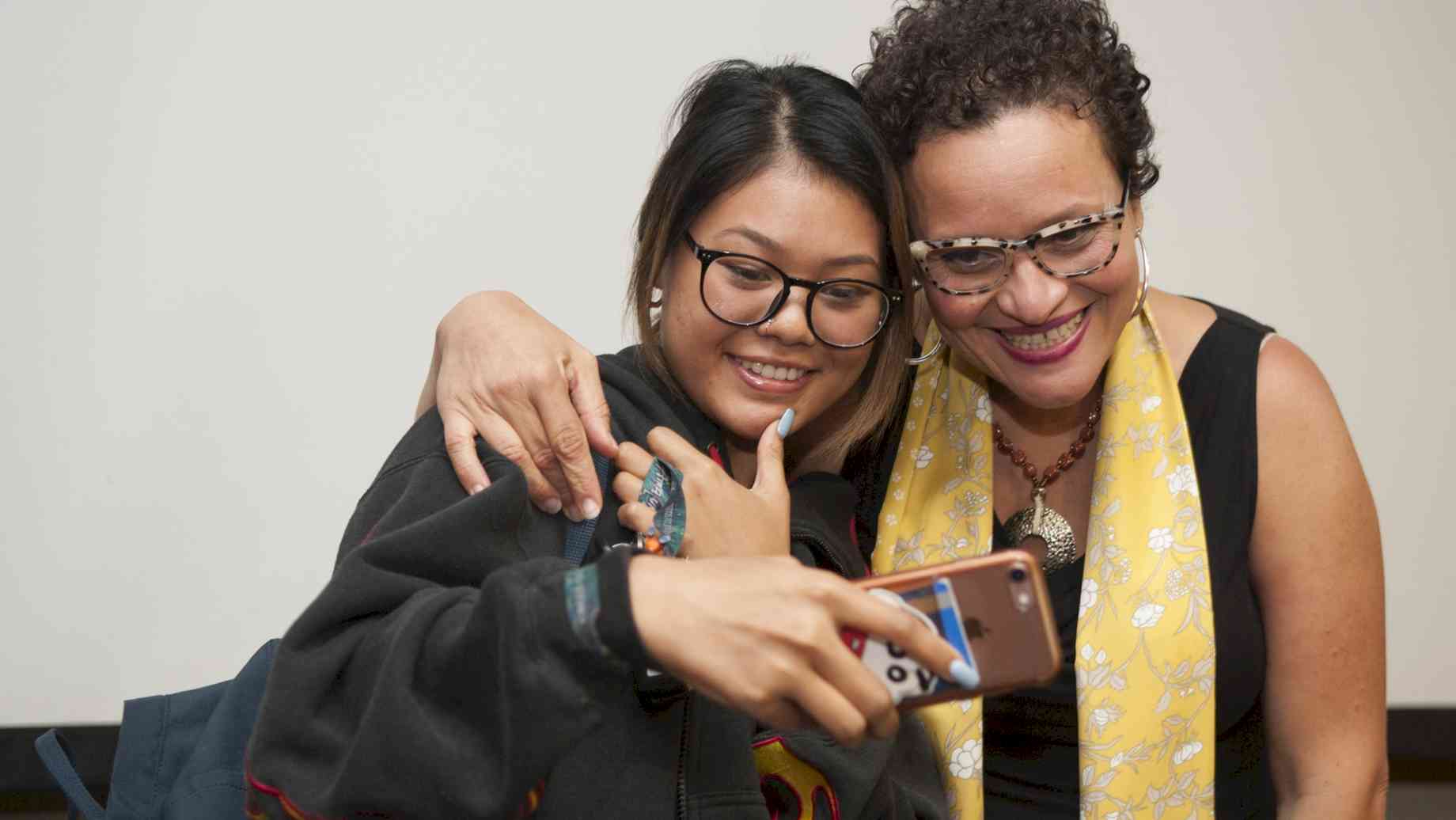 Visiting Artist Wanda Raimundi-Ortiz takes a selfie with a student
