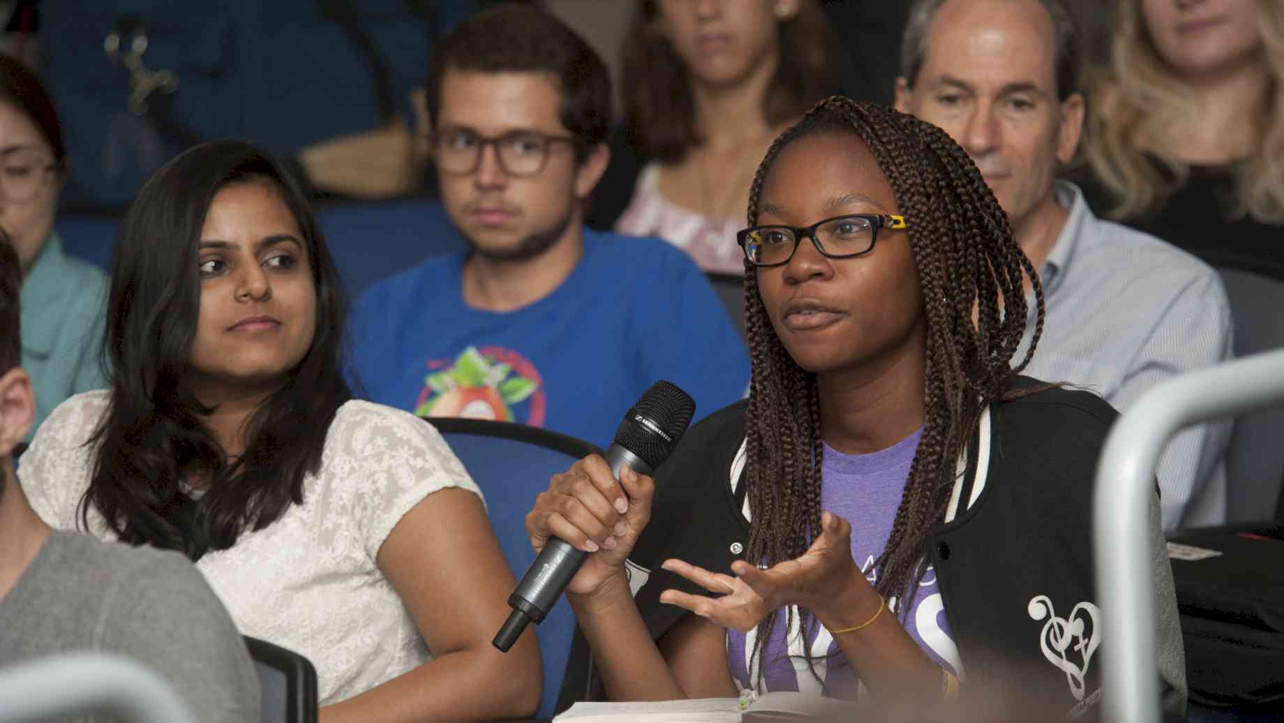 Audience member asks a question during Dr. Fernanda Pitta’s visit to UF